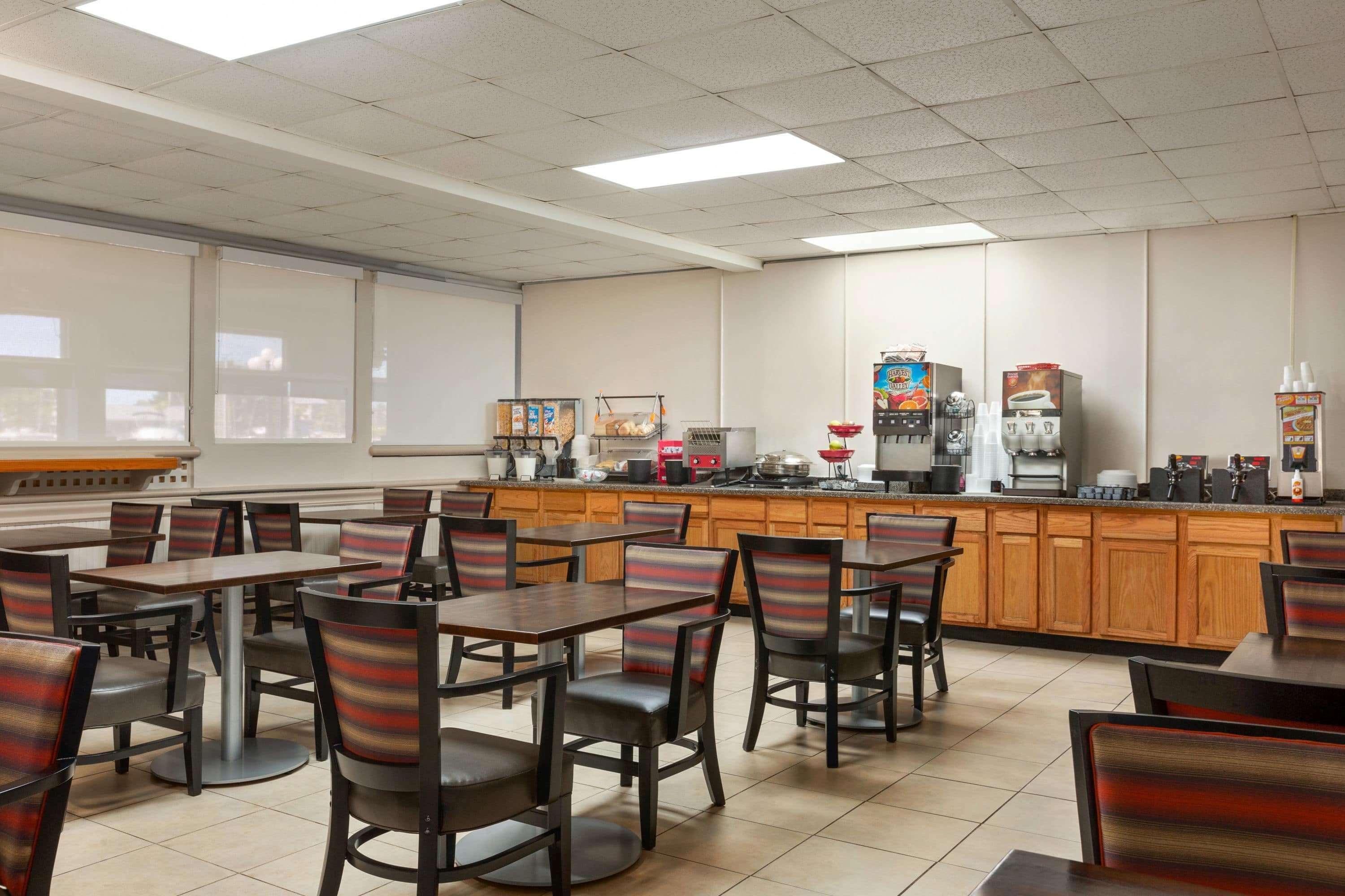 Hotel Ramada By Wyndham Sarasota Waterfront Extérieur photo