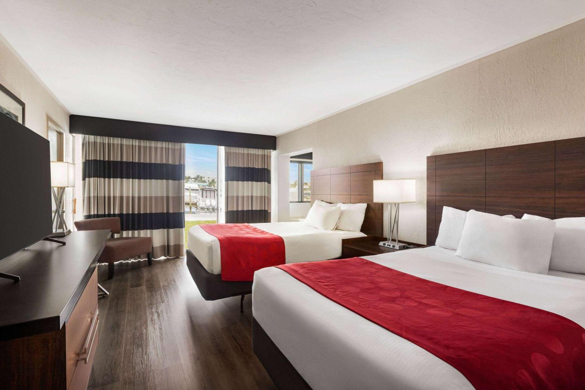 Hotel Ramada By Wyndham Sarasota Waterfront Extérieur photo