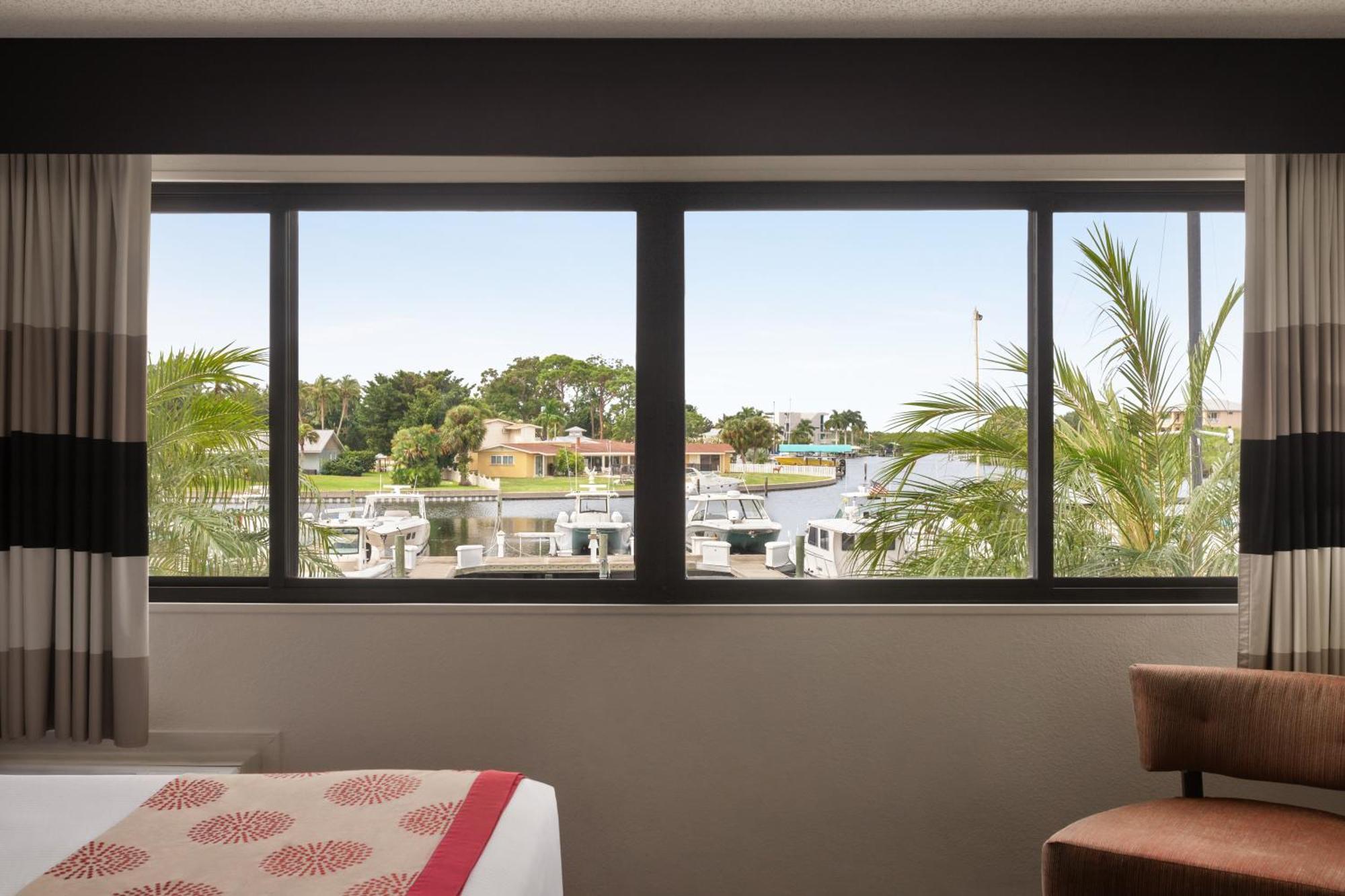 Hotel Ramada By Wyndham Sarasota Waterfront Extérieur photo