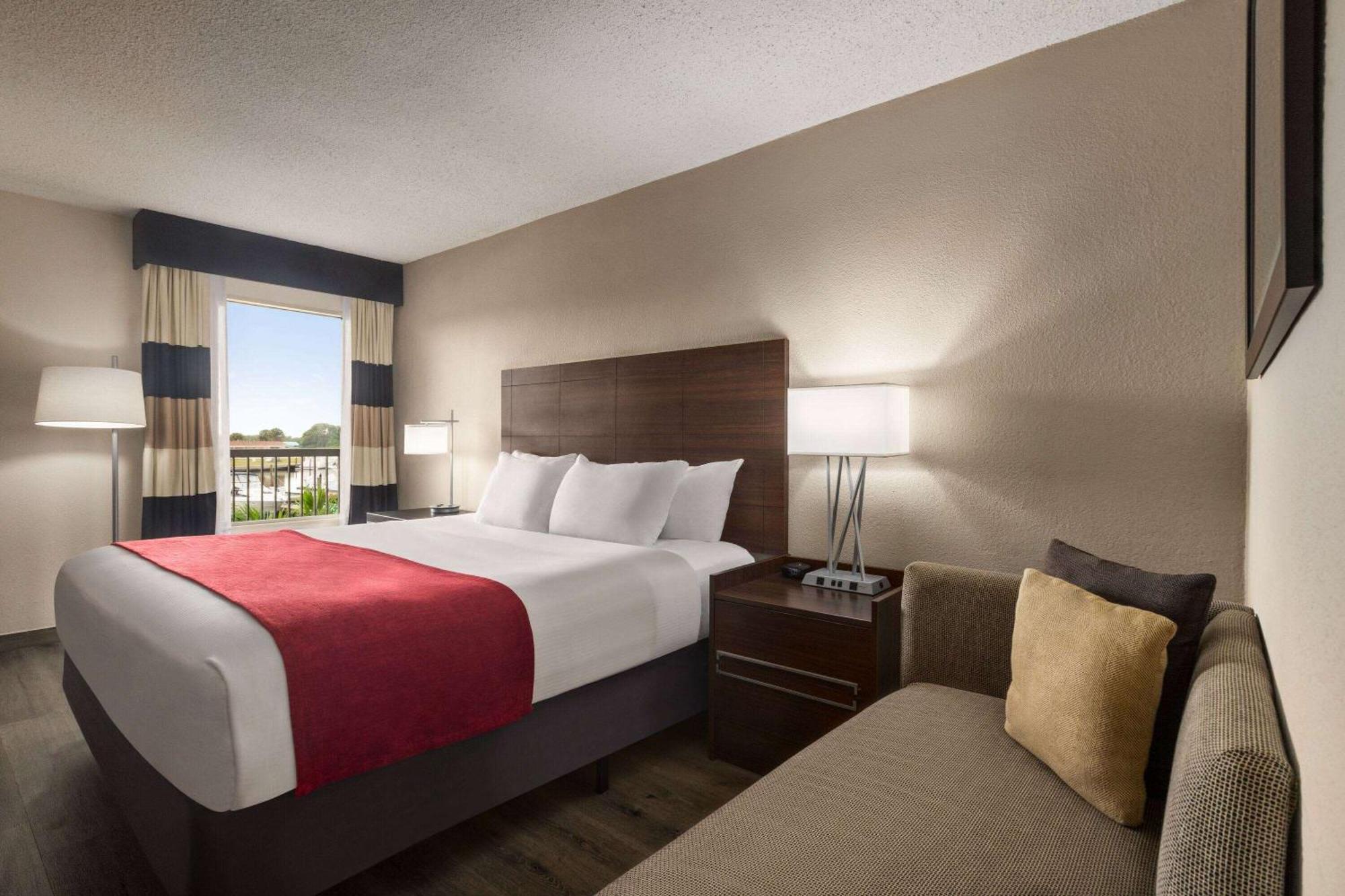 Hotel Ramada By Wyndham Sarasota Waterfront Extérieur photo