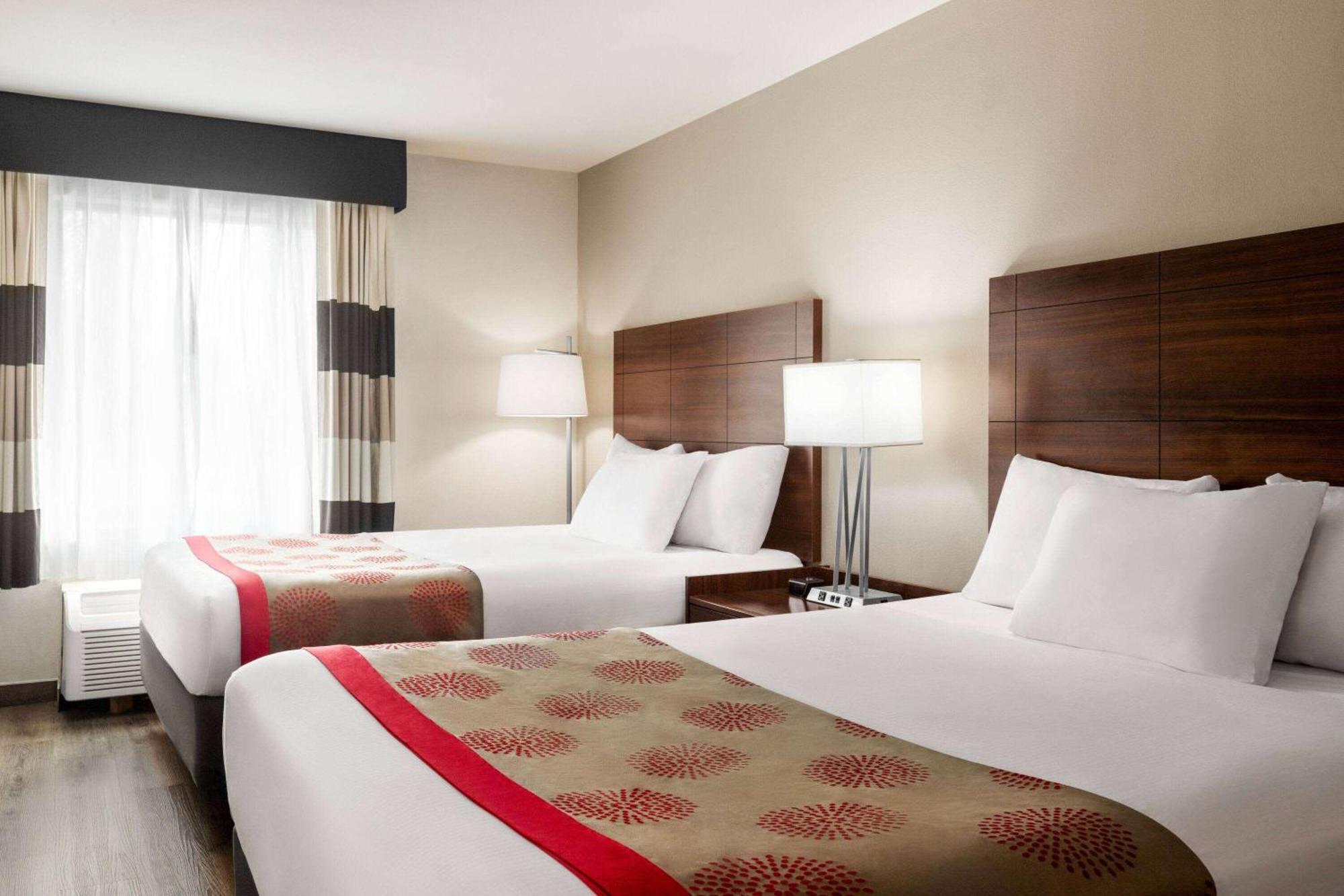 Hotel Ramada By Wyndham Sarasota Waterfront Extérieur photo