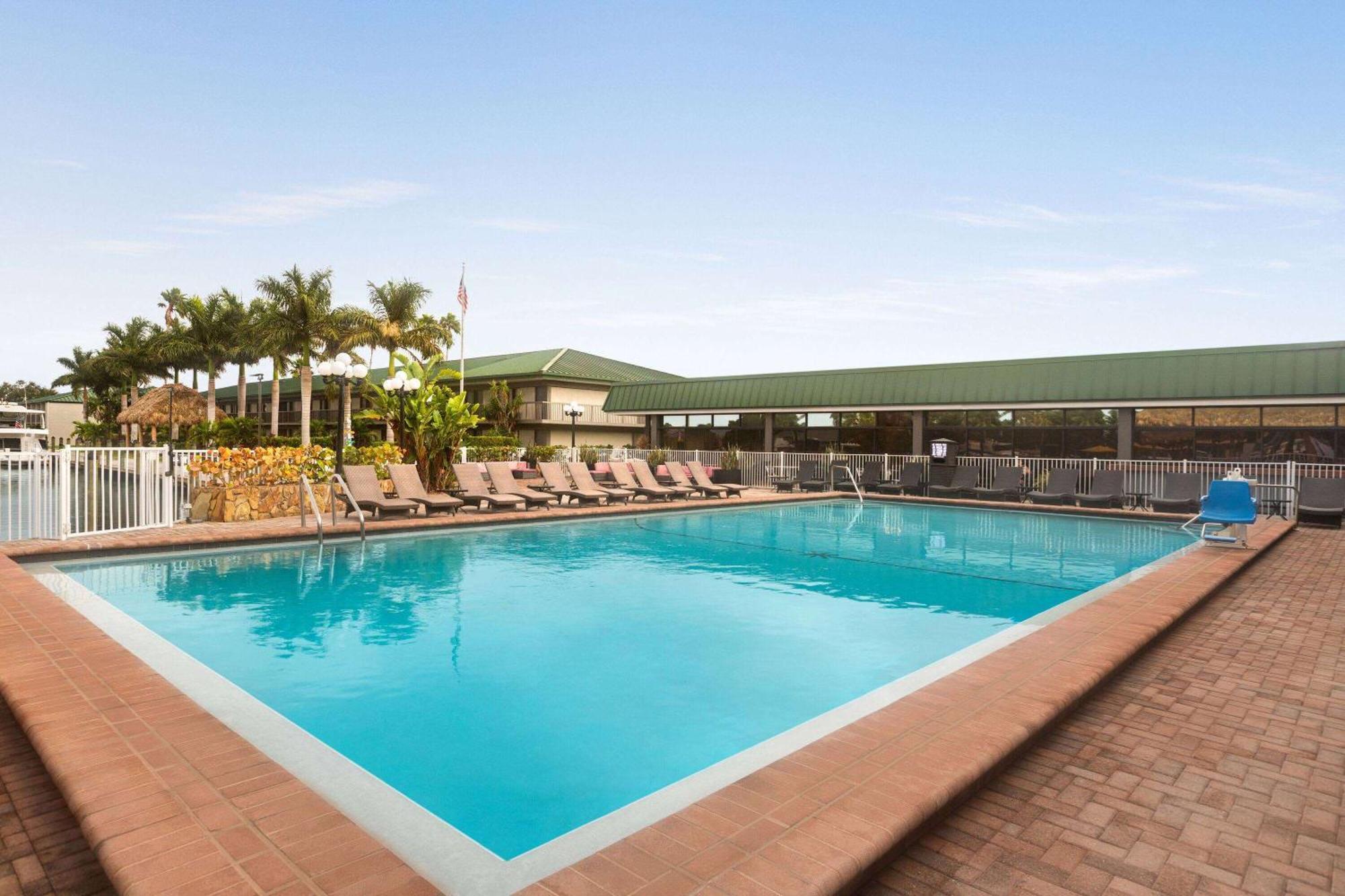 Hotel Ramada By Wyndham Sarasota Waterfront Extérieur photo