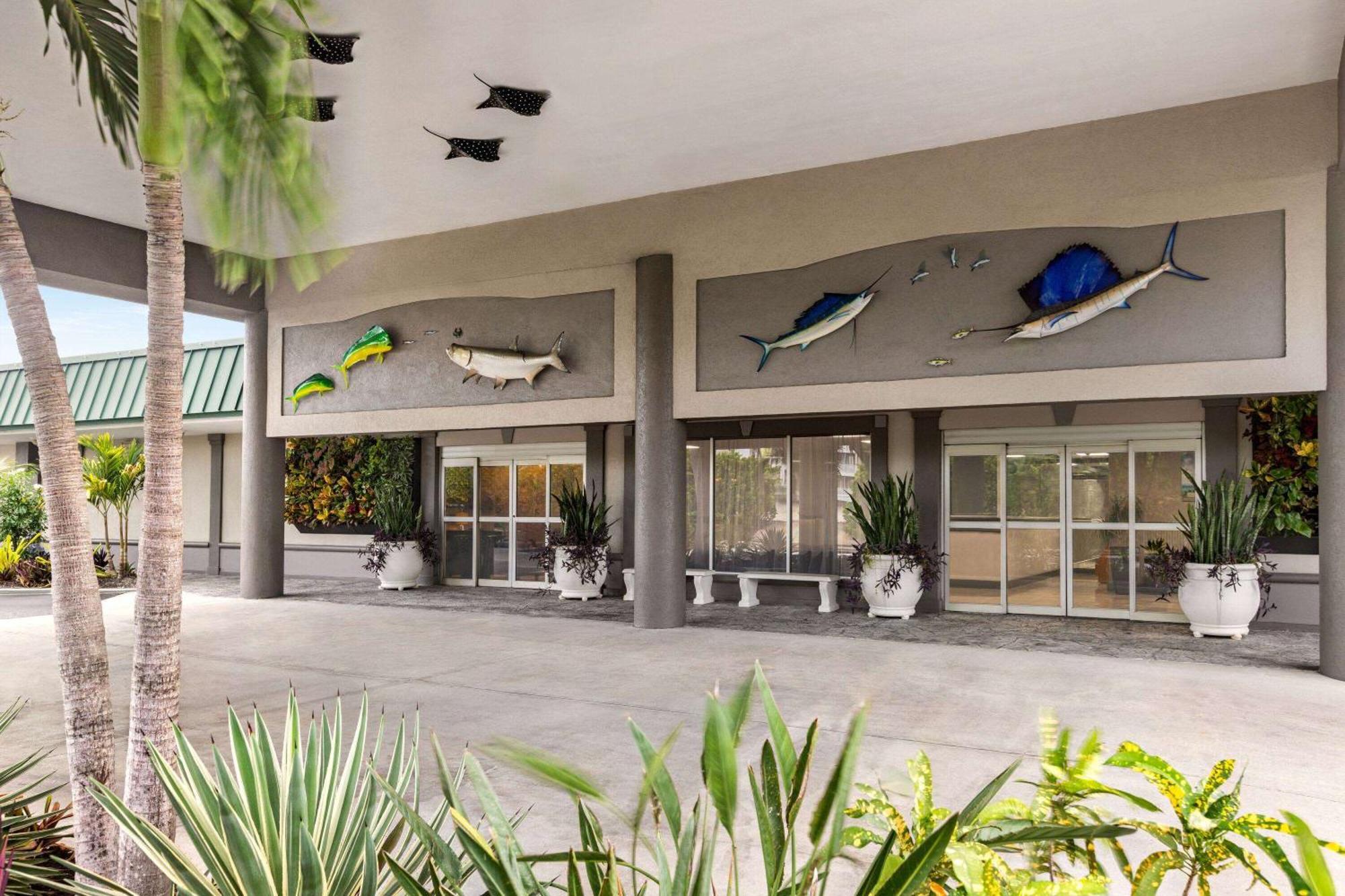 Hotel Ramada By Wyndham Sarasota Waterfront Extérieur photo