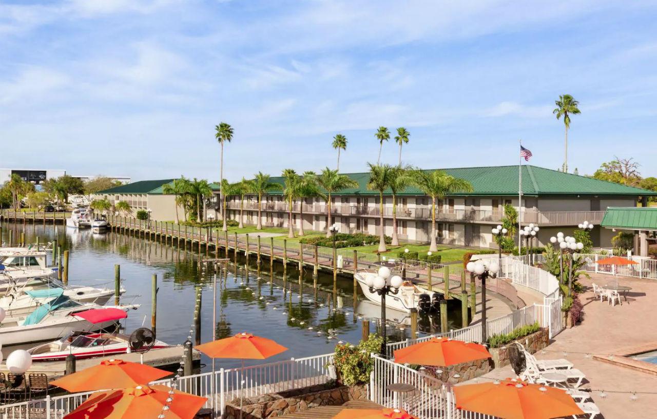 Hotel Ramada By Wyndham Sarasota Waterfront Extérieur photo